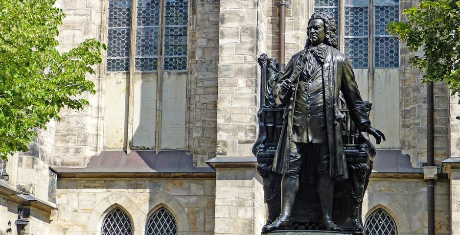 Estatua de Bach ubicada en las afueras de la Iglesia de Santo Tomás en Leipzig, Alemania. (Imagen de Wolfgang Claussen en Pixabay),Joahnn Sebastian Bach Semana Santa musica clasica