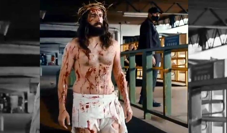 Brasil | Actor representando a Jesús emociona a estación de bus