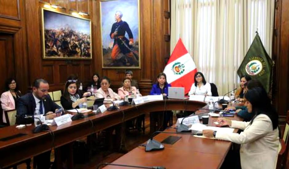 Milagros Jaúregui de Aguayo, presidiendo la Comisión de la Mujer y Familia del Congreso,Milagros Jaúregui de Aguayo