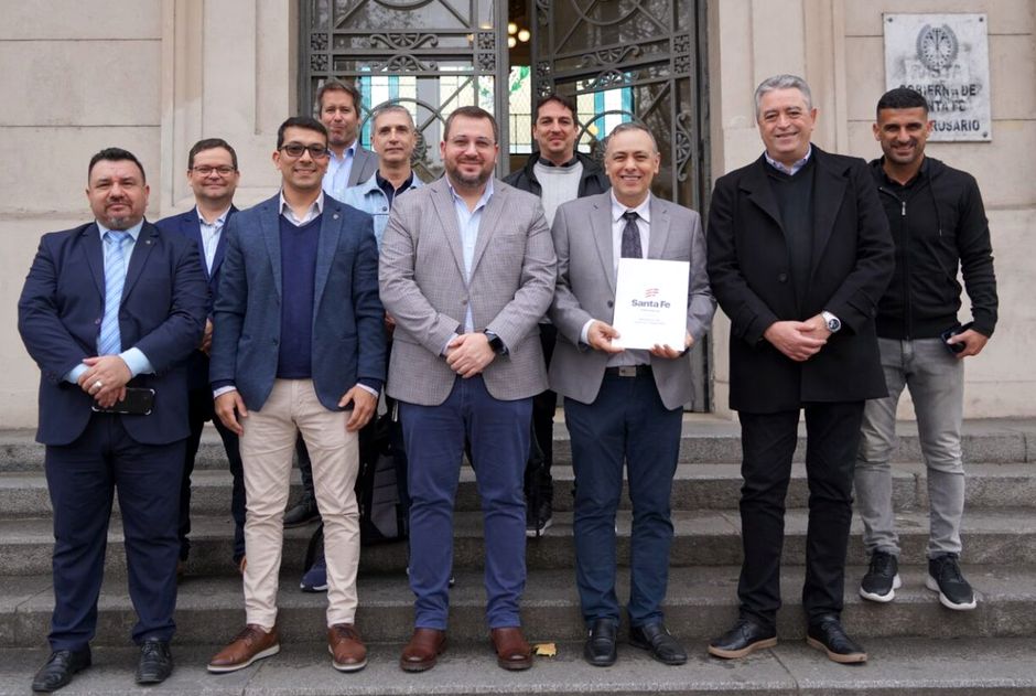 Pastores y referentes de Santa Fe, con el secretario de ACIERA con el acta aval de la Mesa Coordinadora,ACIERA cárceles