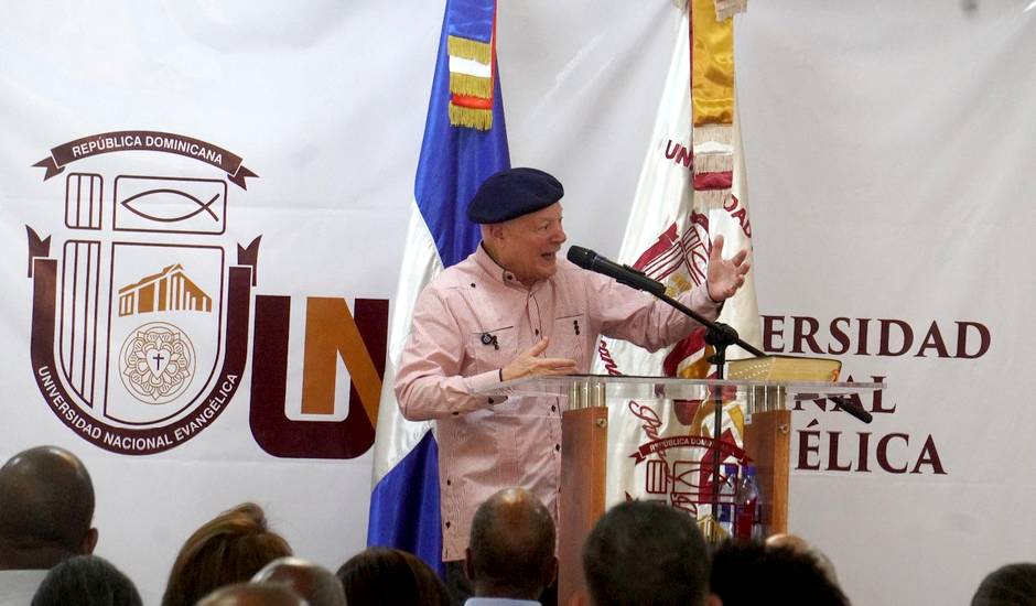 Pagán durante su conferencia sobre El Quijote y la Biblia en la UNEV,Samuel Pagán