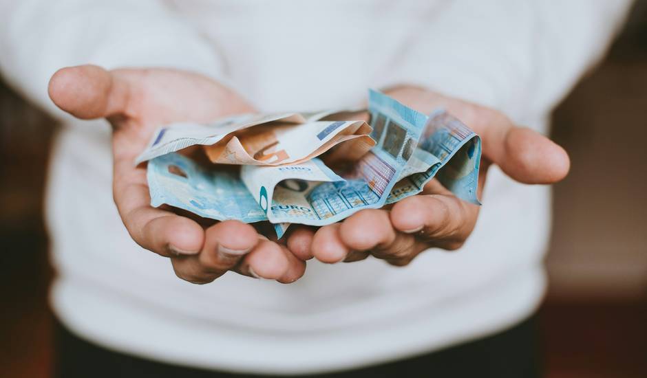 Christian Dubovan, Unsplash,manos dinero, ofrecer dinero