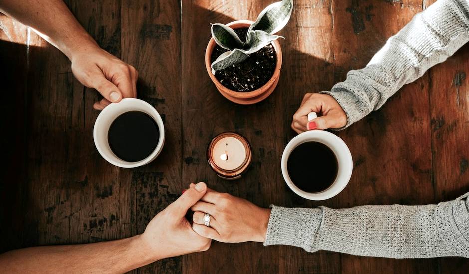 Foto de taylor hernandez en Unsplash,pareja café