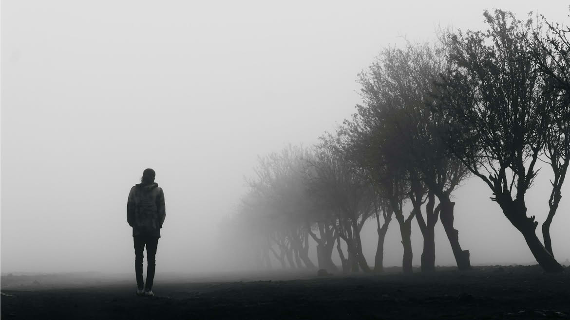 Behnam Samipour, Unsplash,hombre niebla, camino bruma