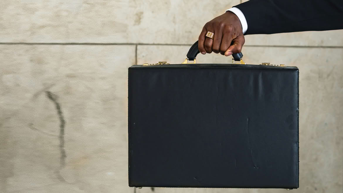 Emmanuel Akinte maletin, Unsplash,maletín negocio, hombre negocios