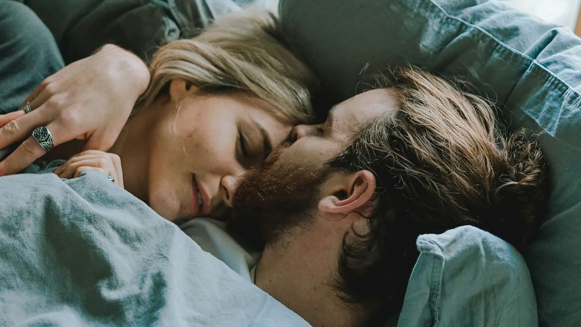 Toa Heftiba, Unsplash,pareja cama, matrimonio amor