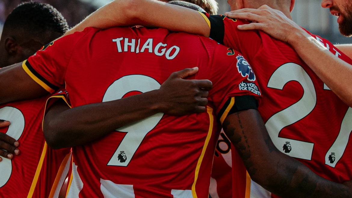 Jugadores del Brentford FC celebran un gol. / Foto: Página web del Brentford FC .,Premier League, Brentford FC