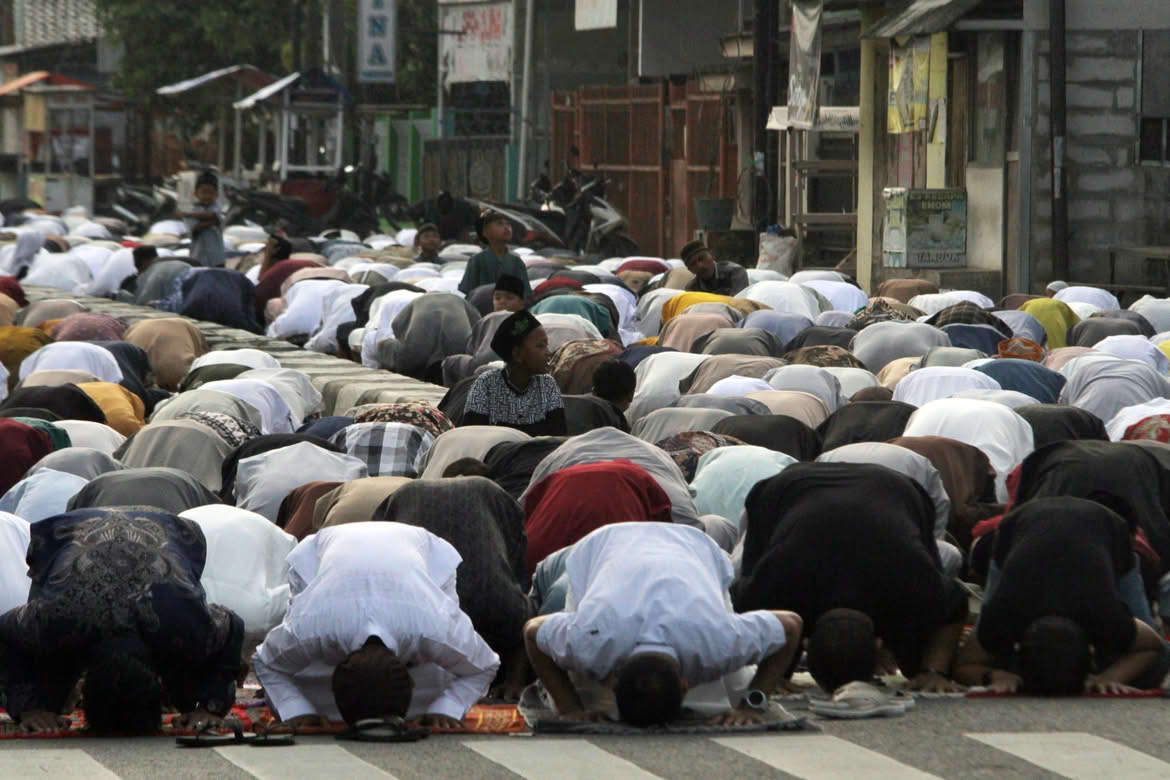 Tubagus Andri Maulana, rezo islámico multitudinario en la calle / Unsplash,musulmanes rezo, oración islámica