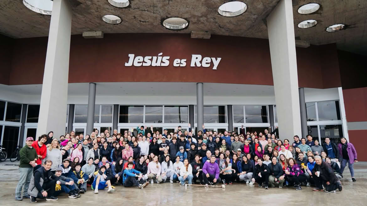 Imagen de la entrada del templo, en su fase final de construcción,iglesia neuquén, hugo márquez